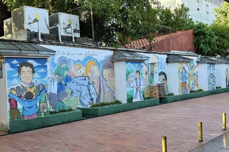 허스름한 벽에 벽화를 그려 지나가는 이들에게 볼거리를 선사하는 것도 선한 영향력