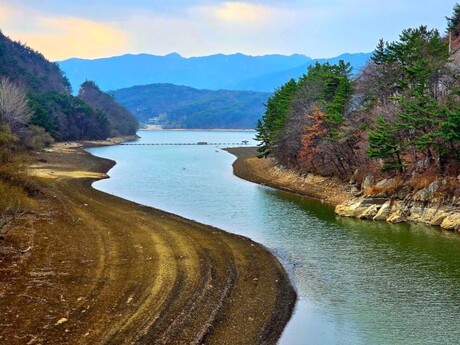 강은 우리의 생명줄이며, 아가의 젖줄이나 마찬가지다.