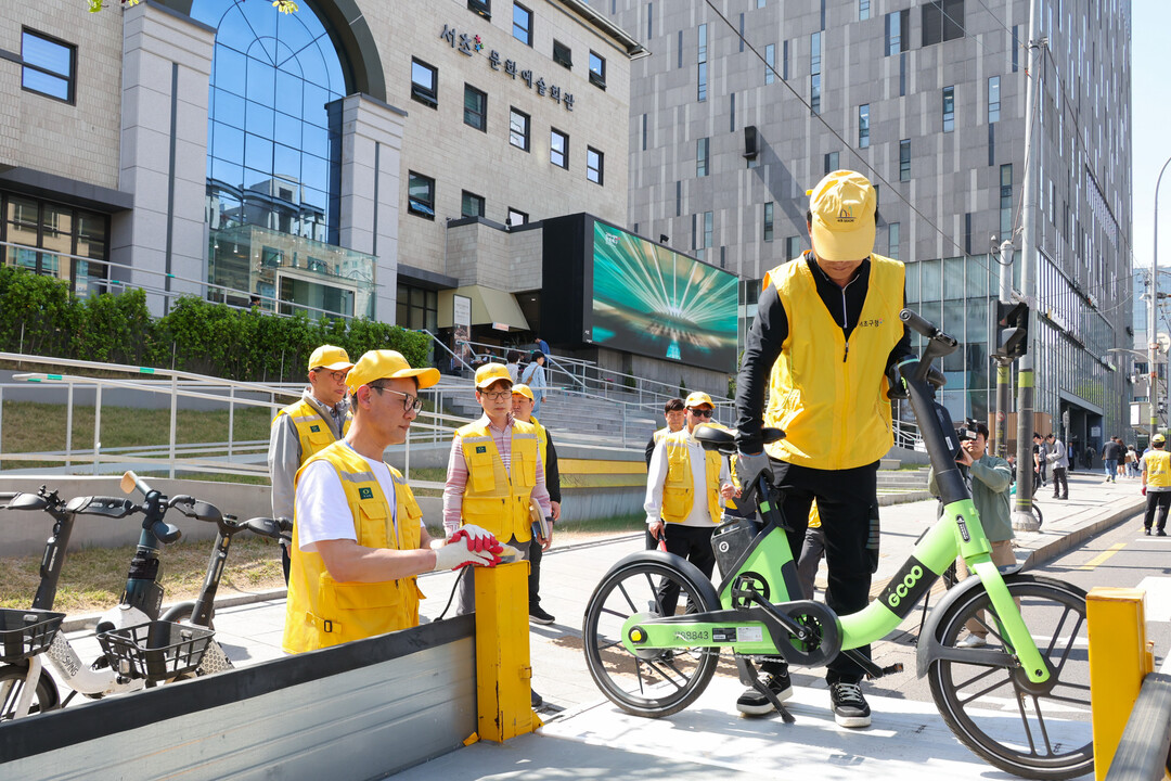 도시거리 애물단지된 전기자전거